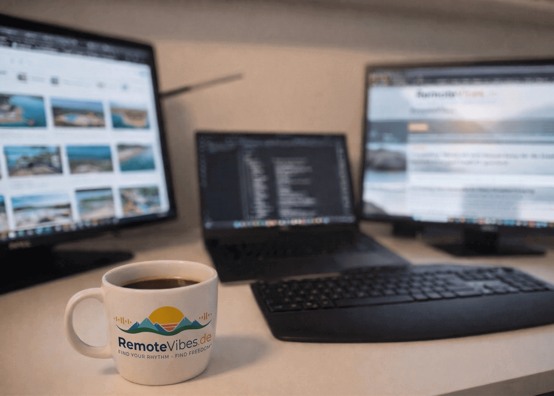 Professionelles Homeoffice-Setup eines IT-Experten mit drei Monitoren zur Planung einer Remote-Work-Tour auf die Insel Cres in Kroatien.